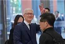 库克现身清华校园 对着镜头比耶 苏姿丰黄仁勋今年新入职