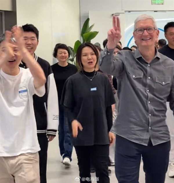 库克到访米哈游 创始人刘伟带队欢迎  现场与二次元小姐姐合影